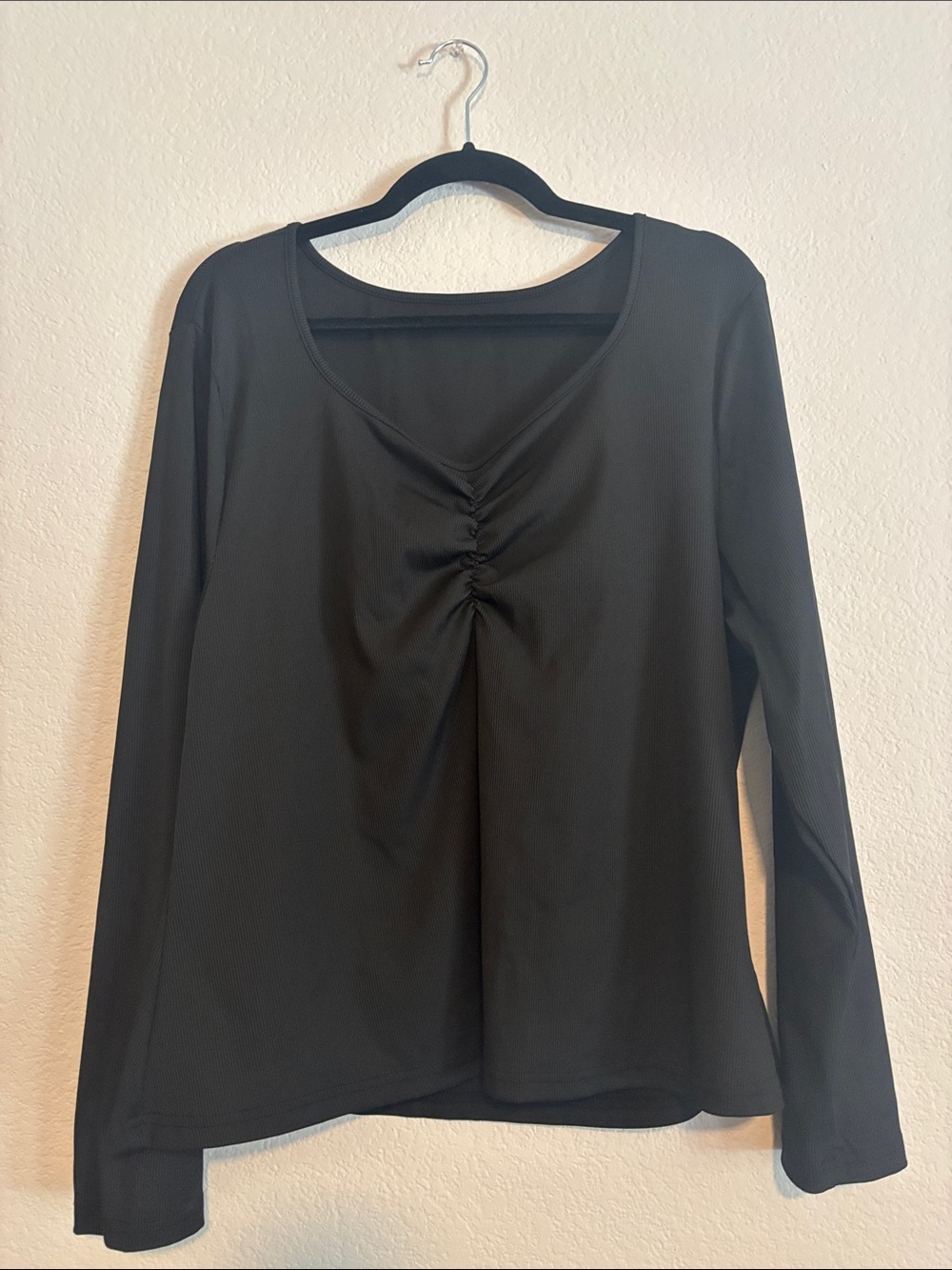 Amazon Black Long-Sleeve V-Neck Ruched Front Tee